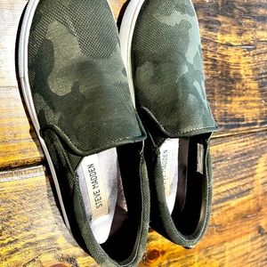 Steve Madden girl’s camo slip-ons.  Girl’s size 3